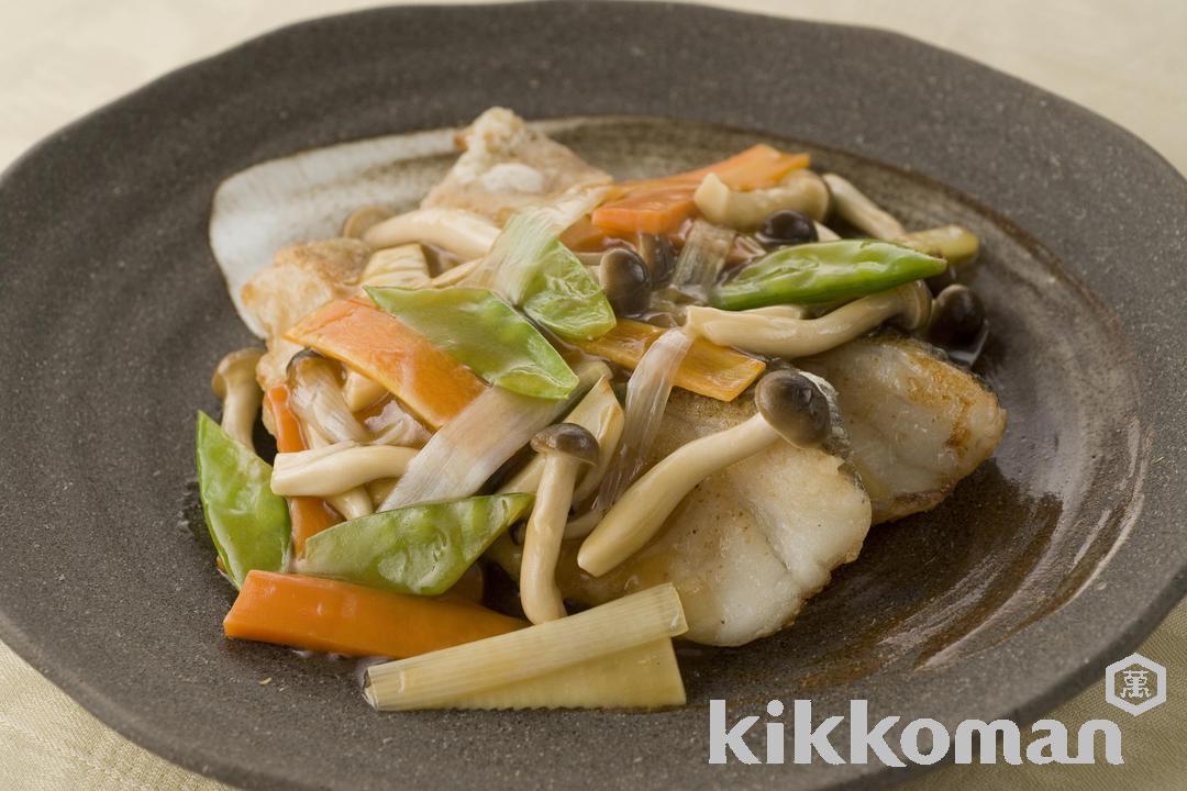 写真：【人気の魚メニュー】白身魚の野菜あんかけ