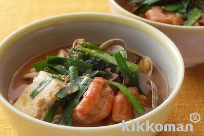 写真:海の幸と豆腐のピリ辛スープ煮