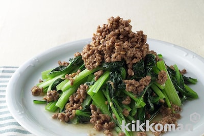写真:青菜炒めの肉味噌がけ