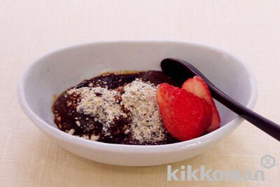 写真:わらび餅 黒みつ いちご添え