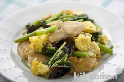 写真:空心菜と鶏ささ身の卵炒め