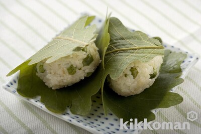 写真:青豆ご飯 柏葉包み