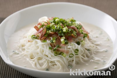 写真:ココナッツ風味のエスニック麺