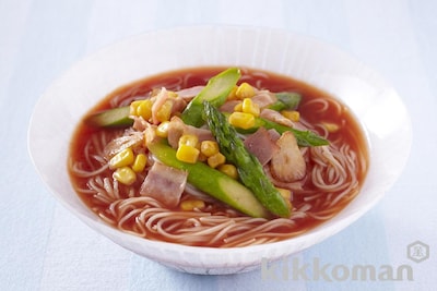 写真:アスパラとベーコンのトマトそうめん