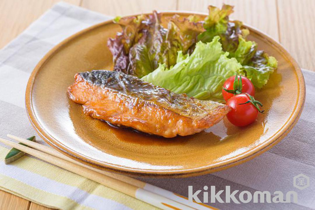 写真：【つゆで簡単味付け】フライパンで！鮭のだしバタームニエル