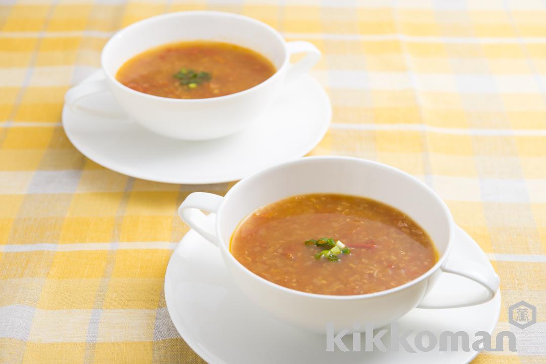 写真：キヌアとトマトのスープ