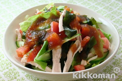 写真:わかめと蒸し鶏のサラダ