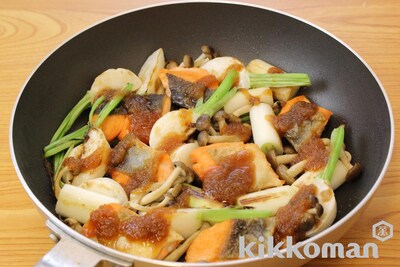 写真:鮭と秋野菜 おろししょうゆソース