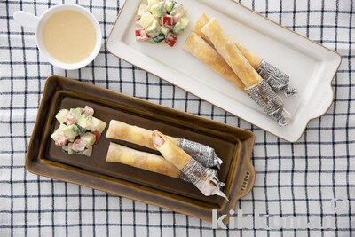 写真:えびとチーズのTEMAKI キューブサラダ添え