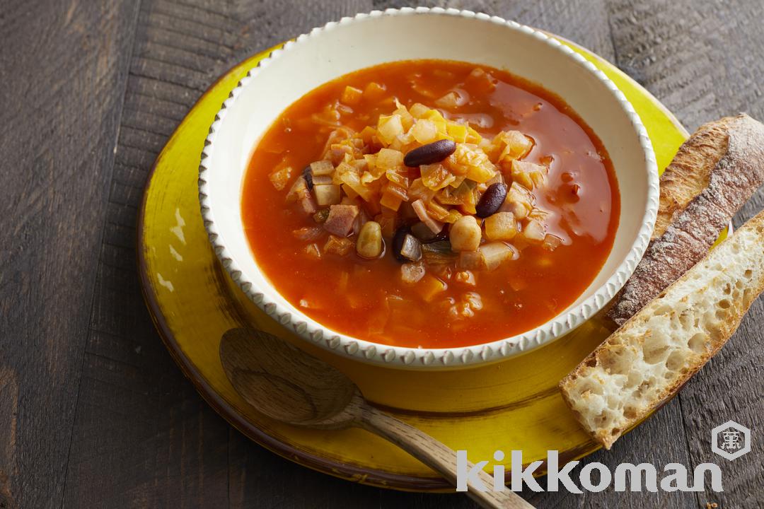 写真：野菜と豆とベーコンのスープ