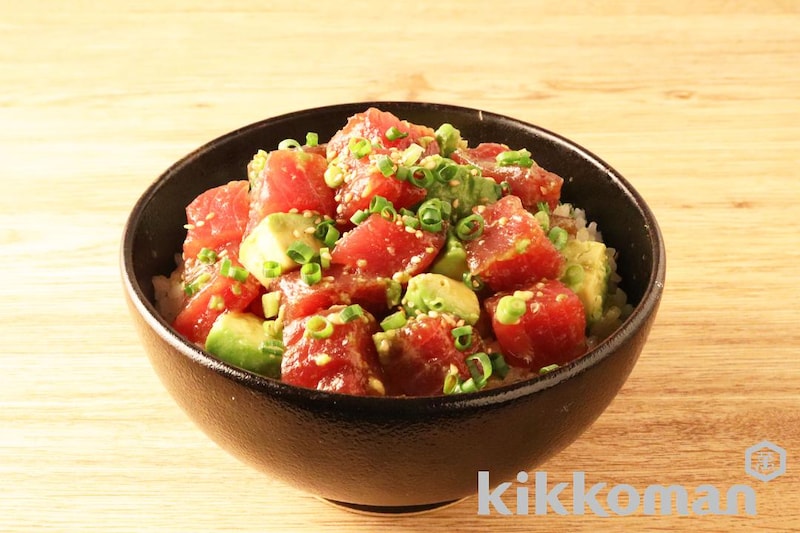 まぐろとアボカドのポキ丼 ごま油とだし風味で簡単にハワイ風 のレシピ つくり方 キッコーマン ホームクッキング