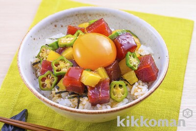 写真:彩り鮮やか!まぐろとたくあんの漬け丼