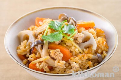 写真:鶏そぼろときのこの炊き込みご飯