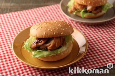 写真:にんにく味噌のふっくらチキンバーガー