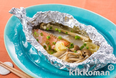 写真:鮭ときのこのホイル蒸し(味わいリッチ減塩しょうゆ使用)