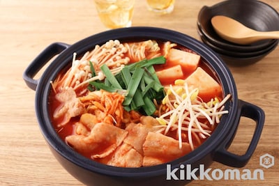 写真:にらとキムチのトマトチゲ鍋(食塩無添加野菜ジュース使用)