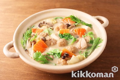 写真:ごま豆乳鍋(冷凍鶏つくね使用)