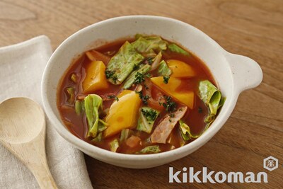 写真:野菜を食べるトマトスープ