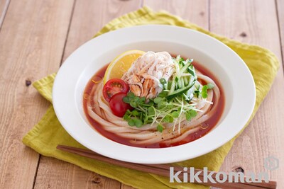 写真:レンジ蒸し鶏の冷やしトマトうどん