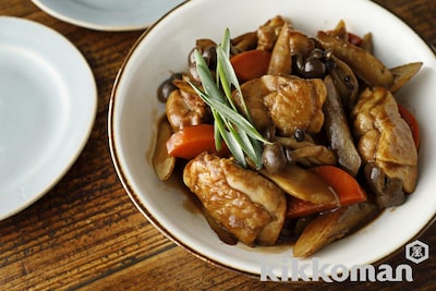 写真:調味料はソースだけ!チキンと根菜の煮込み