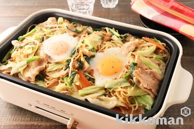 写真:ホットプレートで楽しい!台湾まぜそば風焼きそば