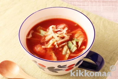 写真:レンジで簡単!キャベツとソーセージのトマトチーズスープ