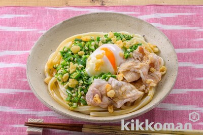 写真:たたきオクラと豚しゃぶのだしたまぶっかけうどん(山本ゆりさん)(旨みあふれる牡蠣しょうゆ使用)