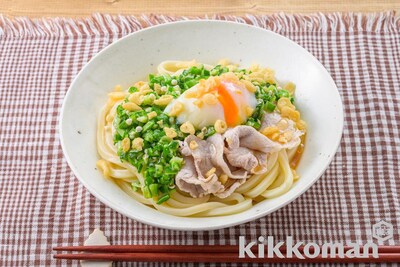 写真:たたきオクラと豚しゃぶのだしたまぶっかけうどん(山本ゆりさん)(あごだししょうゆ使用)