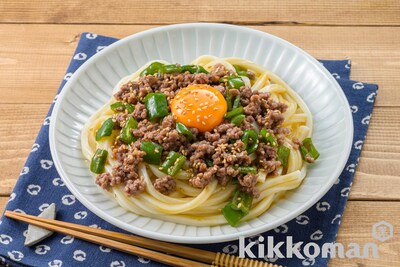 写真:レンジで!ピーマンそぼろのだしたまぶっかけうどん(山本ゆりさん)(旨み広がるだししょうゆ使用)