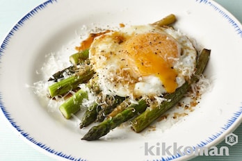 焦がし生しょうゆ香る アスパラのジュワッと焼き 半熟卵のせのレシピ つくり方 キッコーマン ホームクッキング