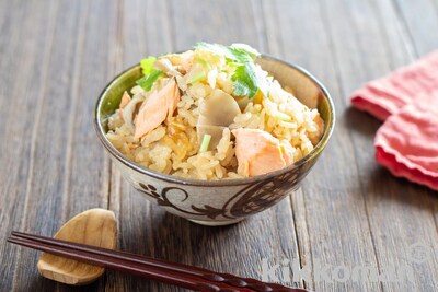 写真:鮭とまいたけのだしこみご飯(簡単炊き込みご飯)(山本ゆりさん)