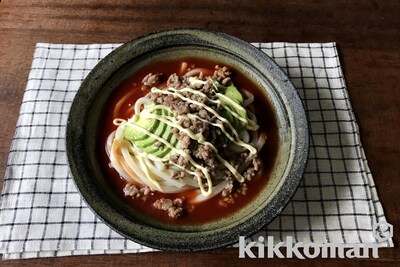 写真:甘辛そぼろアボカドうどん(山本ゆりさん・食塩無添加トマトジュース使用)