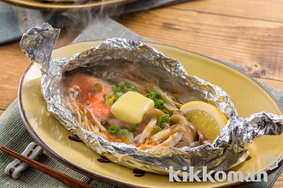 鮭ときのこのオニオン ガーリックバターホイル焼きのレシピ つくり方 キッコーマン ホームクッキング