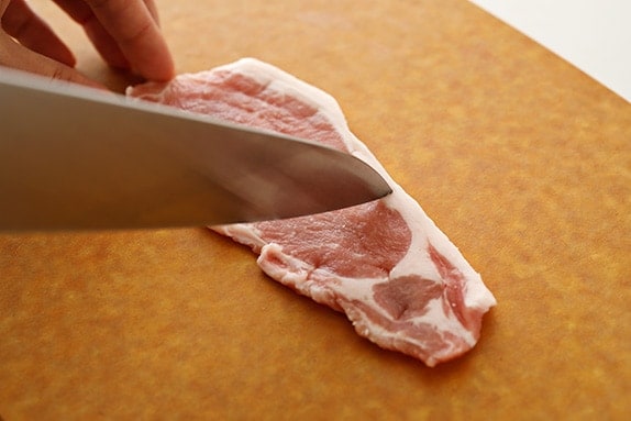 厚切り肉は筋の部分5～6カ所に包丁を入れて筋を切ります。