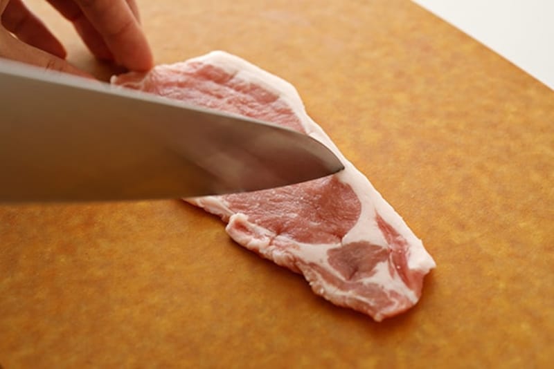 厚切り肉は筋の部分5~6カ所に包丁を入れて筋を切ります。