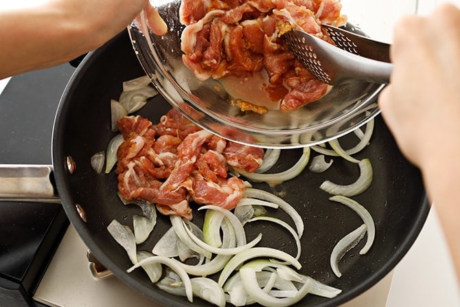 フライパンにサラダ油を中火で熱し、玉ねぎを炒める。玉ねぎがしんなりしたら弱めの中火にし、豚肉をたれごと入れて炒める。