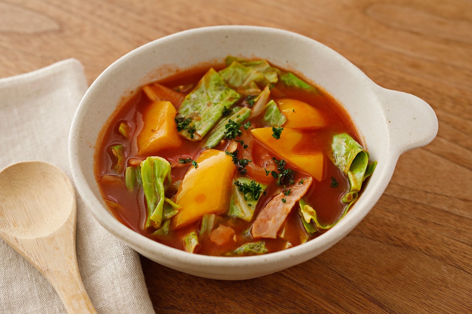 写真：野菜を食べるトマトスープ
