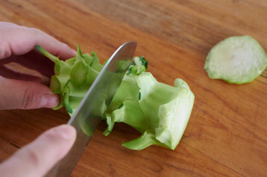 大きければ茎を半分に切る