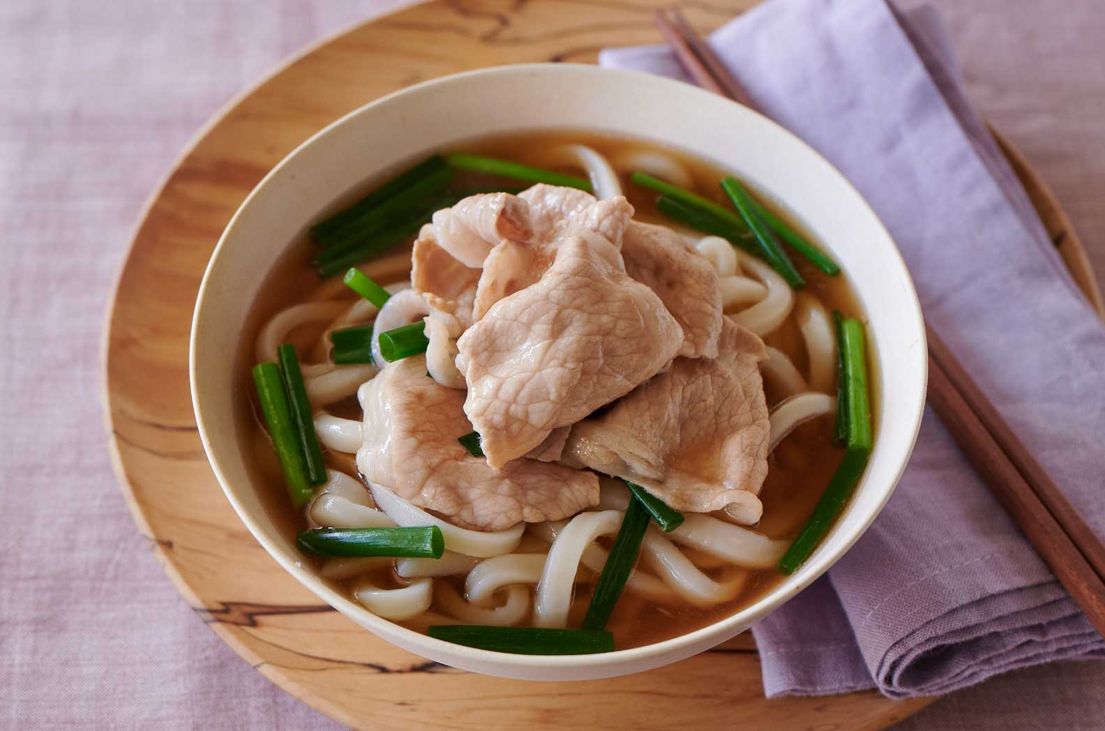 写真：豚しゃぶとわけぎのオイスター風味うどん