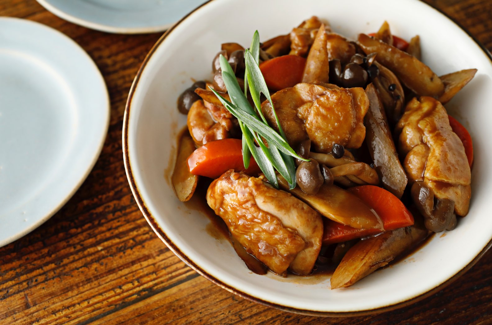 写真：チキンと根菜のソース煮込み