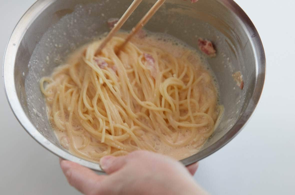 写真：ゆでたパスタにまずは卵液をからめる