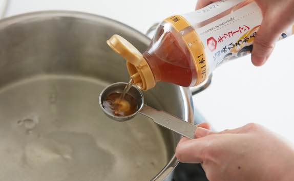 鍋に2ℓの湯を沸かして塩と白だしを加え、スパゲティを袋の表示時間より1分短くゆでる。
