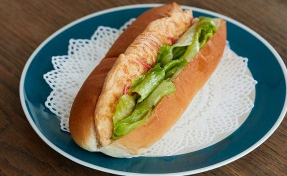 ホットドッグ用のパンの切り込みにバターを薄く塗り、「かに玉レタス丼」の具をはさめば、かに玉レタスドッグに。