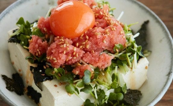 温めた豆腐に「明太卵丼」の具をのせて、明太卵温やっこに。