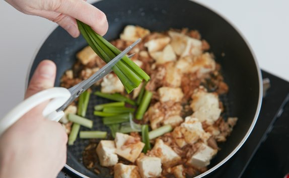 フライパンにサラダ油を中火で熱し、豆腐をそのまま入れる。木べらで大きめにほぐしながら2分ほど炒め、ツナを加えてさっと炒め合わせる。
