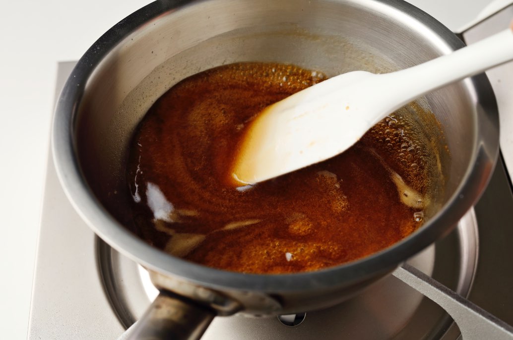 材料を鍋に入れて、絶えず混ぜながら煮る
