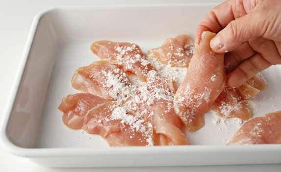鶏むね肉に油をからめてから小麦粉をつけておくと、ぱさつかず、口当たりよく仕上がります。