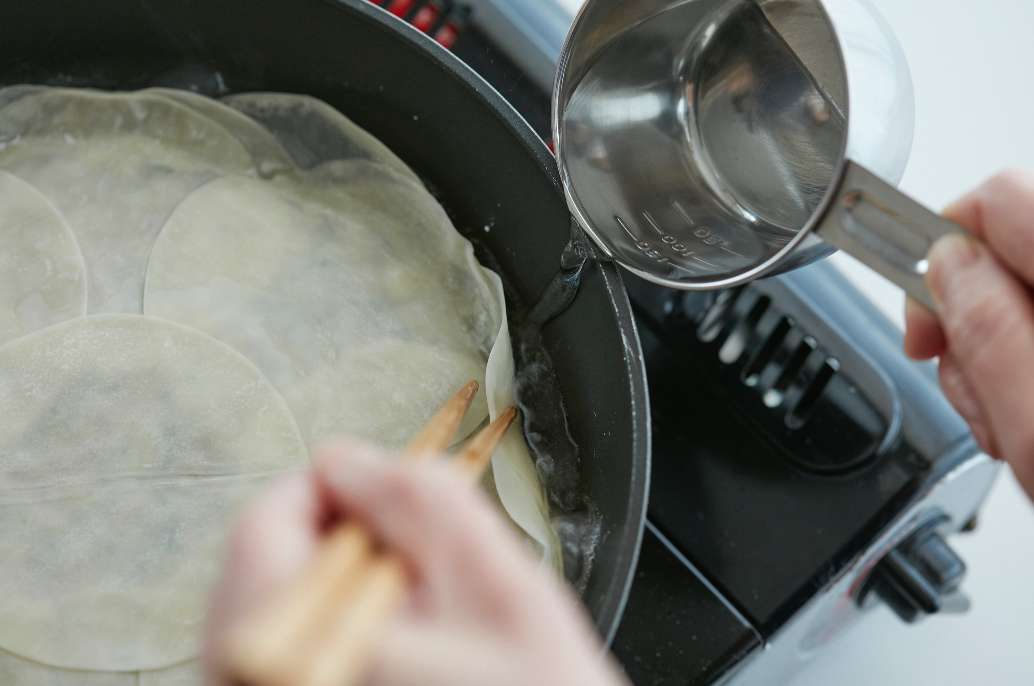 熱湯を注ぎ、蒸し焼きにする