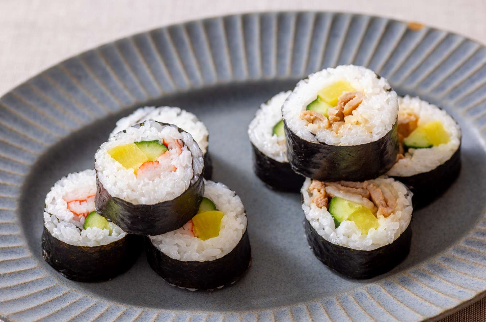 写真：豚肉のしぐれ煮＆かにかまたくあん2種の巻きずし