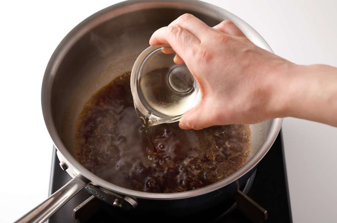 写真：煮汁にみりんを加えて煮つめる